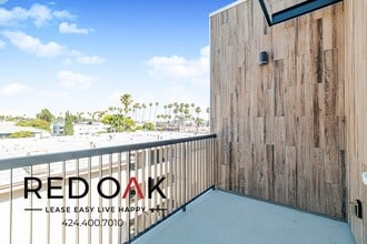 1860 N Western Ave in Los Angeles, CA - Building Photo - Building Photo