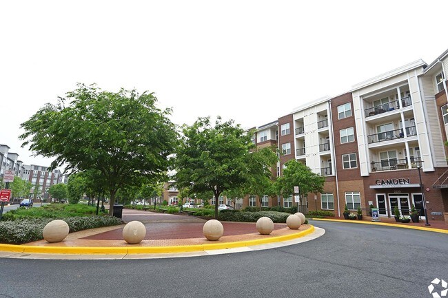 Camden Dulles Station in Herndon, VA - Foto de edificio - Building Photo
