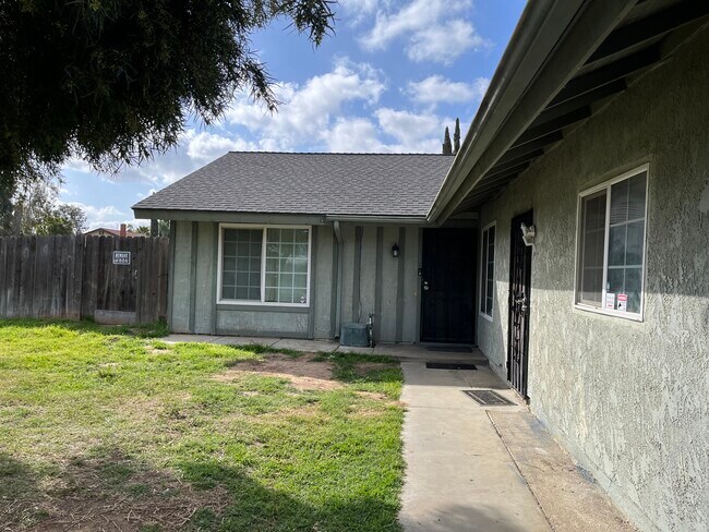 10014 Singleton Way in Riverside, CA - Foto de edificio - Building Photo