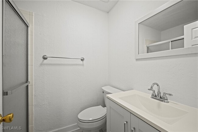 4607 Bayshore Dr in Naples, FL - Foto de edificio - Building Photo