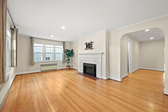 15 Arapahoe Rd in West Hartford, CT - Building Photo - Building Photo