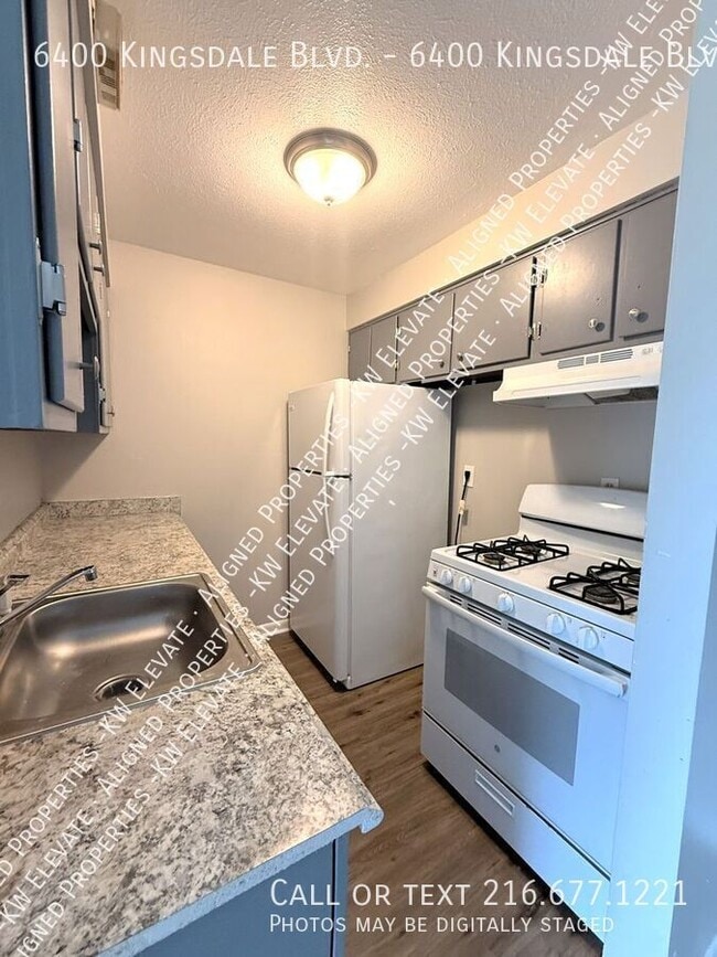 6400 Kingsdale Blvd in Parma Heights, OH - Building Photo - Building Photo