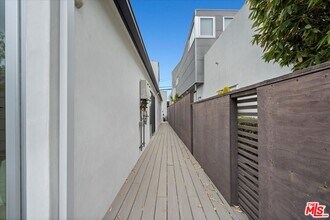 541 Rose Ave in Los Angeles, CA - Building Photo - Building Photo