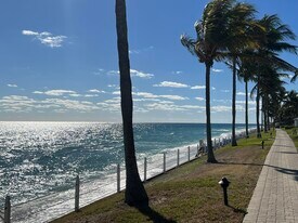 400 S Ocean Blvd in Manalapan, FL - Building Photo