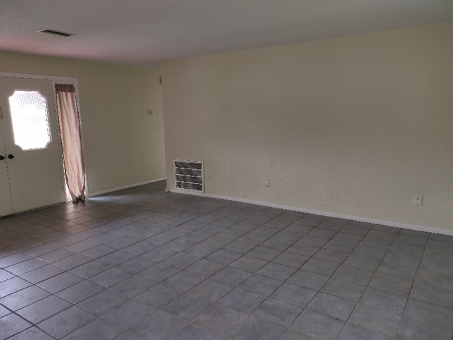 1737 Vivian Ct in Deltona, FL - Building Photo - Building Photo