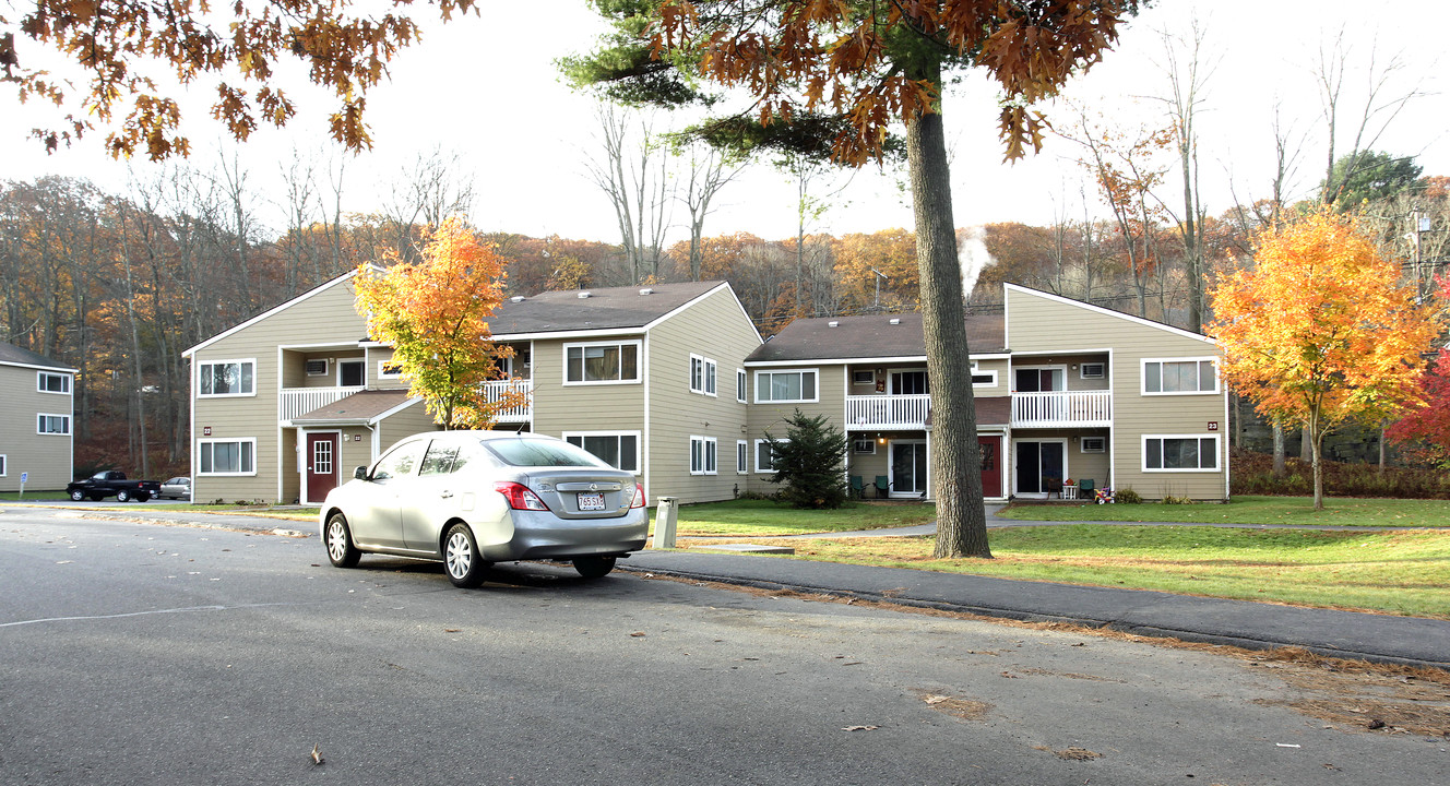 Brookside Terrace Apartments in Southbridge, MA - Foto de edificio