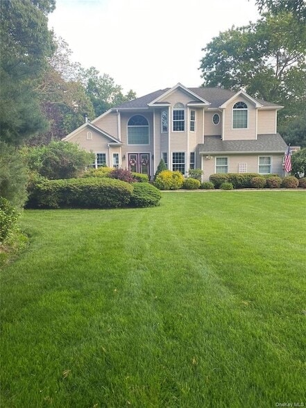 6 Kara Ct in Centereach, NY - Foto de edificio - Building Photo