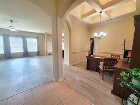 142 Round Lake Dr in Rosenberg, TX - Building Photo