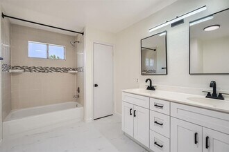 8801 Piney Creek Bend in Austin, TX - Building Photo - Building Photo