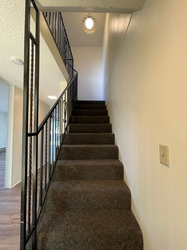 2218 Modoc St in Klamath Falls, OR - Foto de edificio - Building Photo