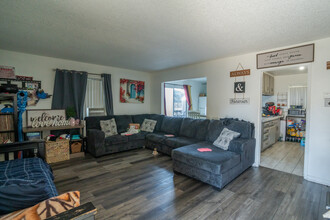 260 E Walnut Way in Fullerton, CA - Building Photo - Interior Photo