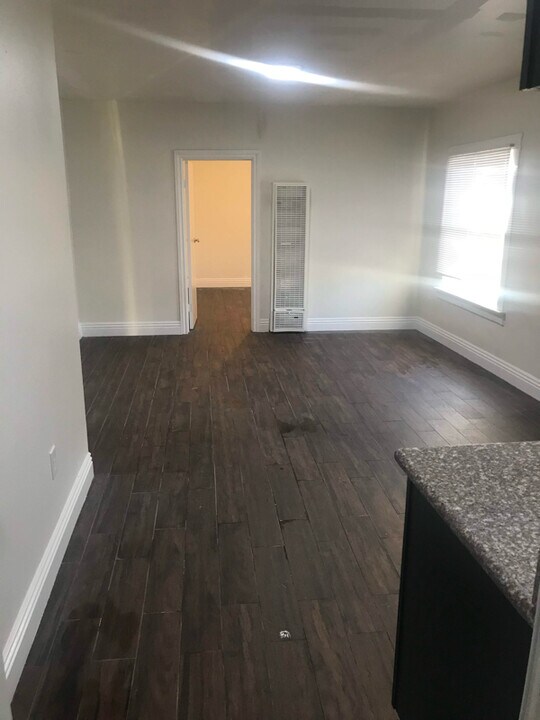 832 E 20th St in Long Beach, CA - Building Photo