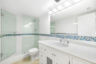 1420 Brickell Bay Dr, Unit 1401a in Miami, FL - Foto de edificio - Building Photo