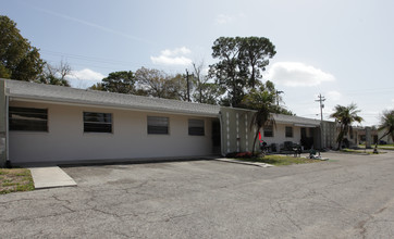 24 W Mariana Ave in North Fort Myers, FL - Foto de edificio - Building Photo