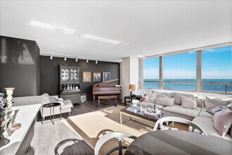 5701 N Sheridan Rd in Chicago, IL - Foto de edificio - Building Photo