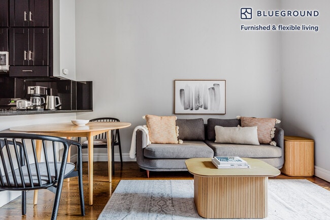 7 E 75th St in New York, NY - Building Photo - Building Photo