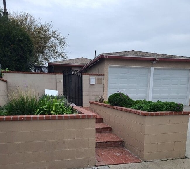 property at 1323 W Mauretania St