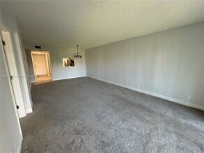 8736 Ramblewood Dr in Coral Springs, FL - Building Photo - Building Photo