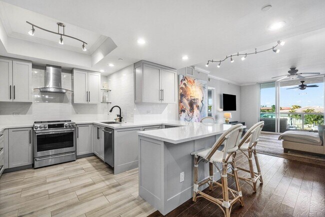 2650 Lake Shore Dr in Riviera Beach, FL - Building Photo - Building Photo