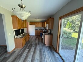 6725 Wolf Hollow Rd in Windsor, WI - Building Photo