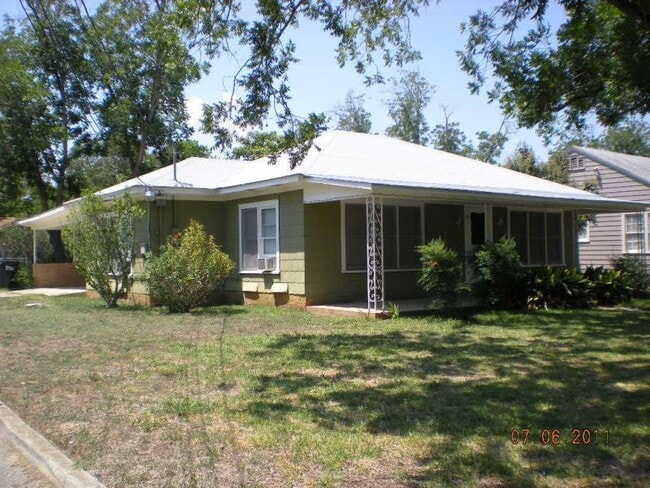 1202 W San Antonio St in San Marcos, TX - Building Photo - Building Photo