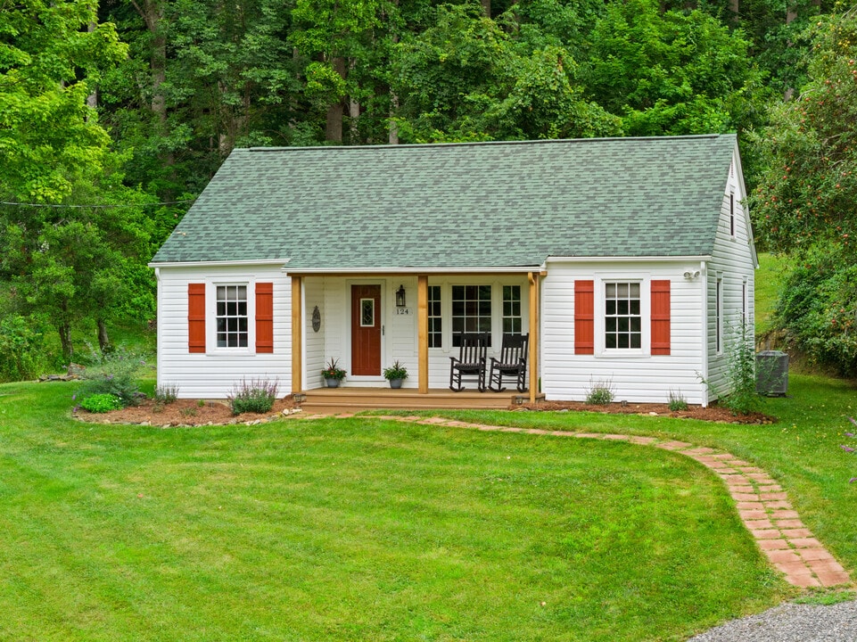 235 Holman Rd in Todd, NC - Foto de edificio