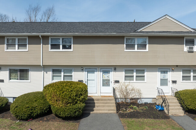174 Pine St in Holbrook, MA - Building Photo - Building Photo