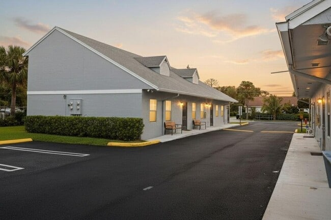 5207 Wallis Rd in West Palm Beach, FL - Building Photo - Building Photo