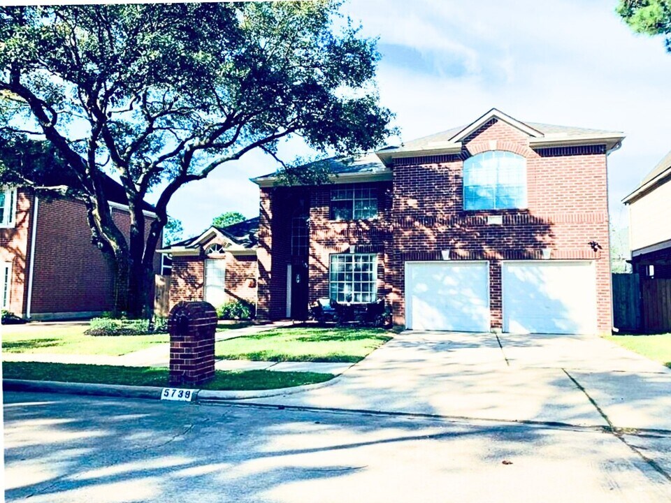 5739 Henniker Dr in Houston, TX - Building Photo