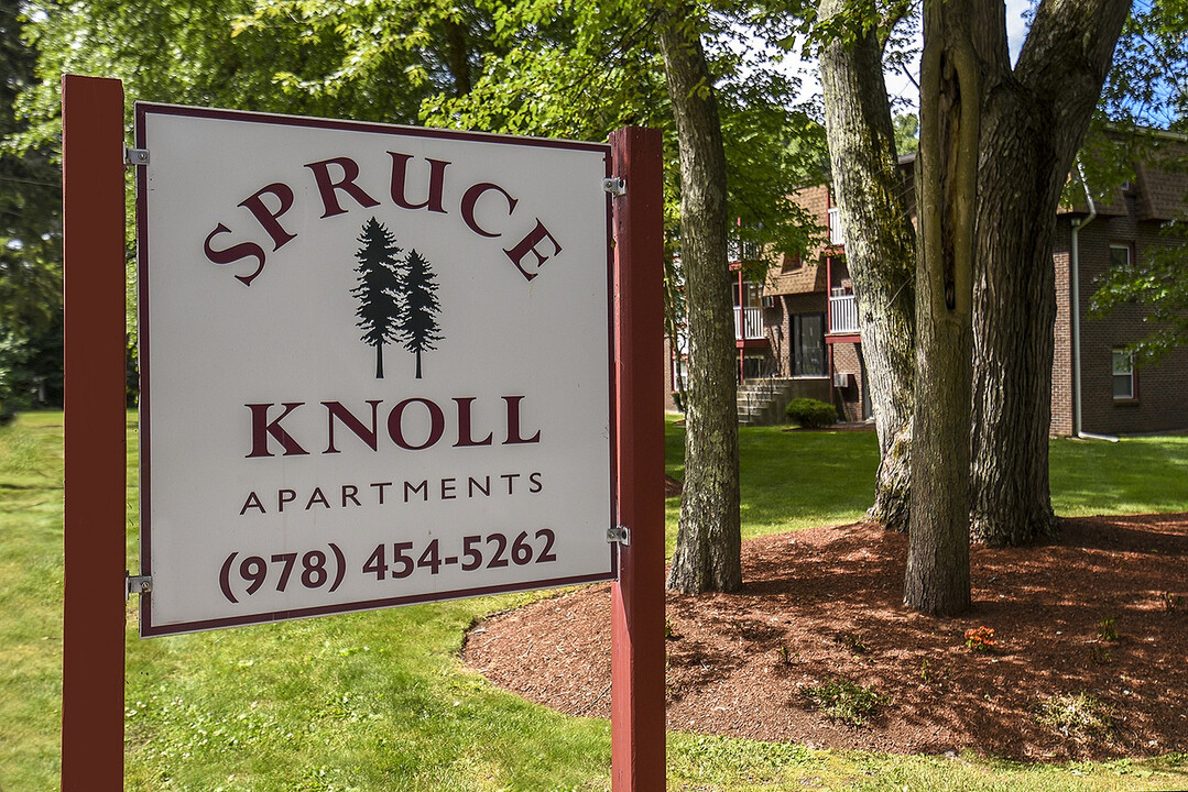 Spruce Knoll in Dracut, MA - Foto de edificio