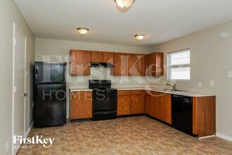 831 Olmsted Dr in Shelbyville, IN - Foto de edificio - Building Photo