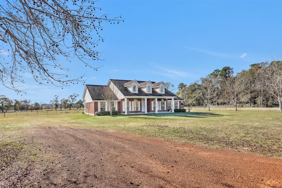 5201 Penny Rd in Cleveland, TX - Building Photo