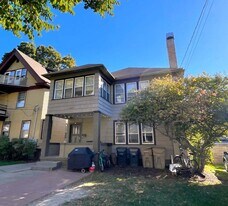 33 Lathrop St in Madison, WI - Building Photo