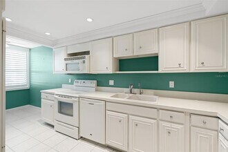 9415 Blind Pass Rd, Unit 901 in St Pete Beach, FL - Foto de edificio - Building Photo