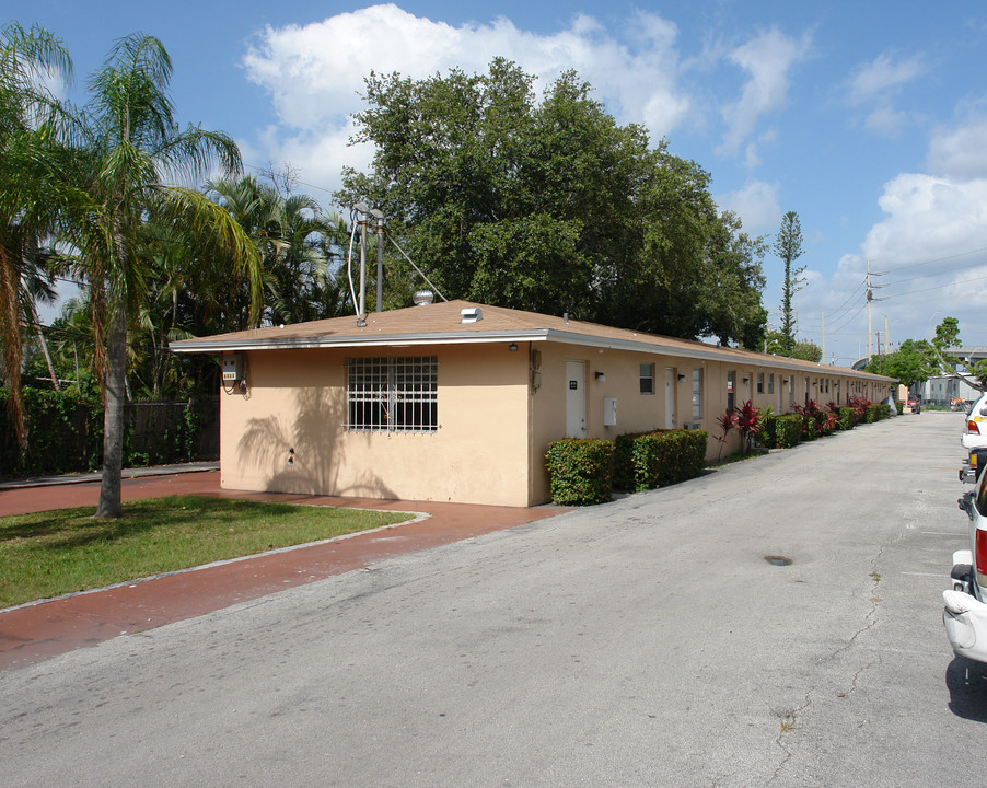 2850 SW 18th Ter in Fort Lauderdale, FL - Building Photo