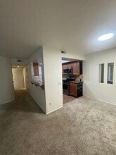 9408 Twin Trails Dr, Unit 106 in San Diego, CA - Foto de edificio - Building Photo