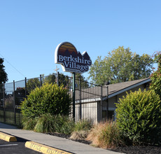 Berkshire Village Townhouses in Kansas City, KS - Building Photo - Other