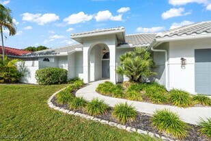24900 Fairwinds Ln in Bonita Springs, FL - Building Photo