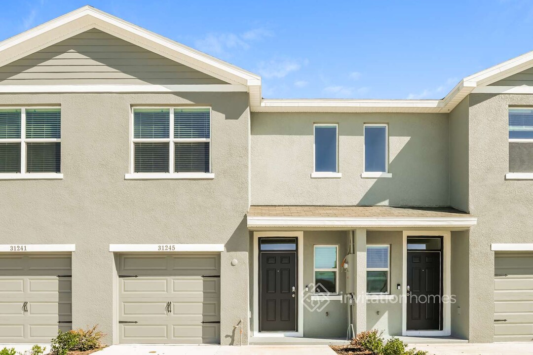 31245 Monterey Pne St in Wesley Chapel, FL - Foto de edificio