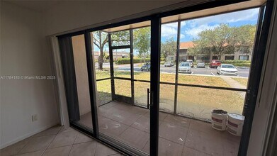 5855 Washington St in Hollywood, FL - Building Photo - Building Photo