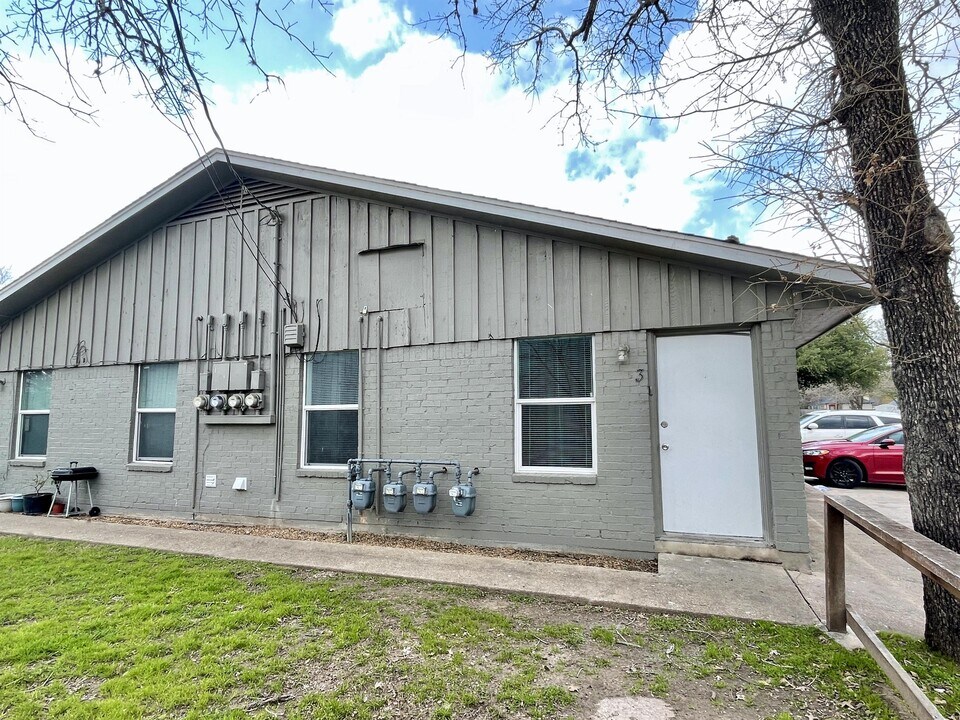 107 Davis St in Bryan, TX - Building Photo