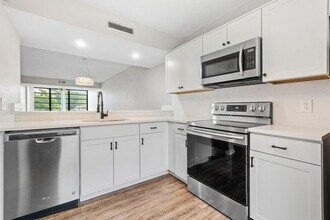 3710 Whitehall Dr, Unit 203 in West Palm Beach, FL - Foto de edificio - Building Photo