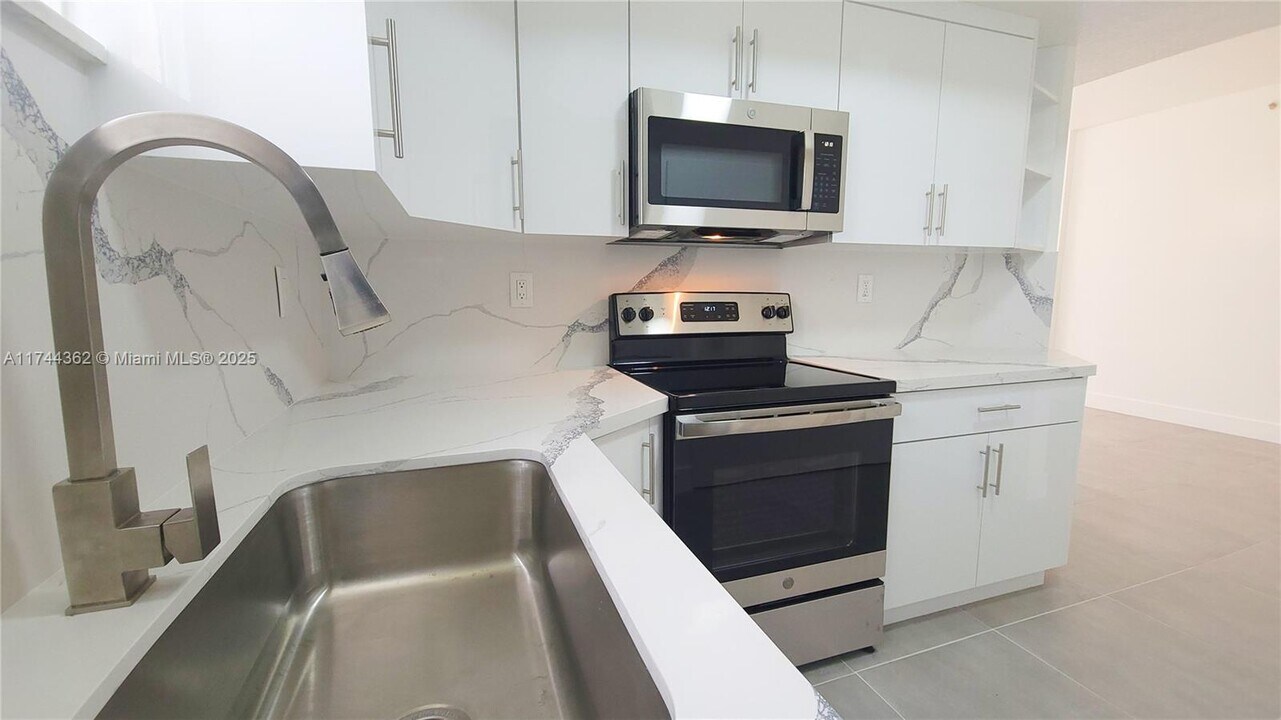 17405 NW 75th Pl in Hialeah, FL - Building Photo