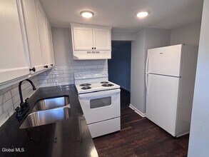 148 Old Loudon Rd in Latham, NY - Building Photo - Building Photo