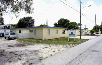 850-855 NW 3rd Ter in Dania, FL - Foto de edificio - Building Photo