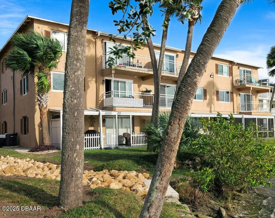 411 N Halifax Ave in Daytona Beach, FL - Building Photo