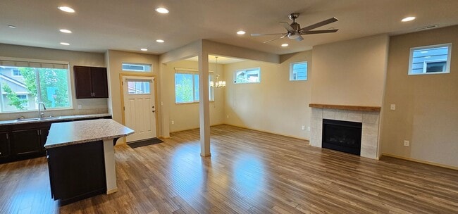 1044 Magnuson Way in Bremerton, WA - Building Photo - Building Photo