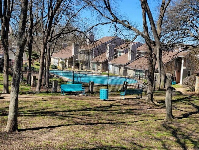 1740 Timber Ridge Rd in Austin, TX - Foto de edificio - Building Photo