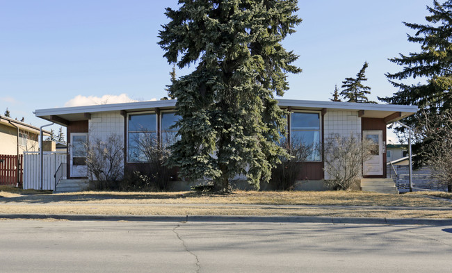 1944 Uxbridge Dr NW in Calgary, AB - Building Photo - Building Photo