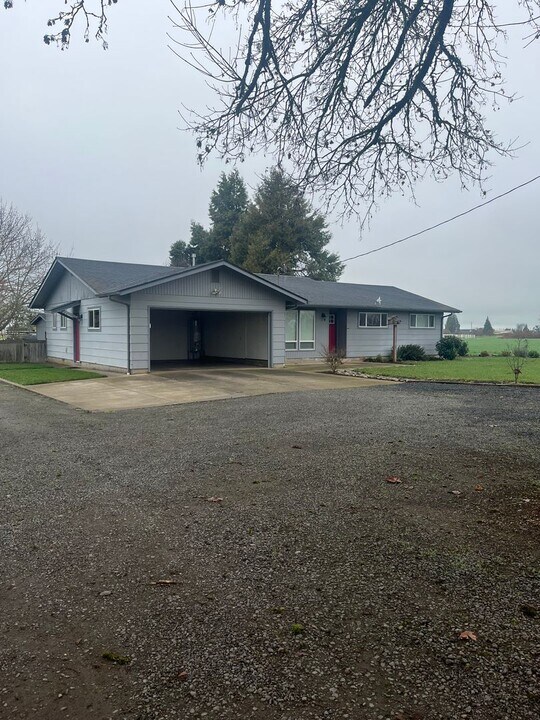 91404 N Coburg Rd in Eugene, OR - Building Photo